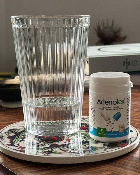 Frasco de Adenolex e cápsulas