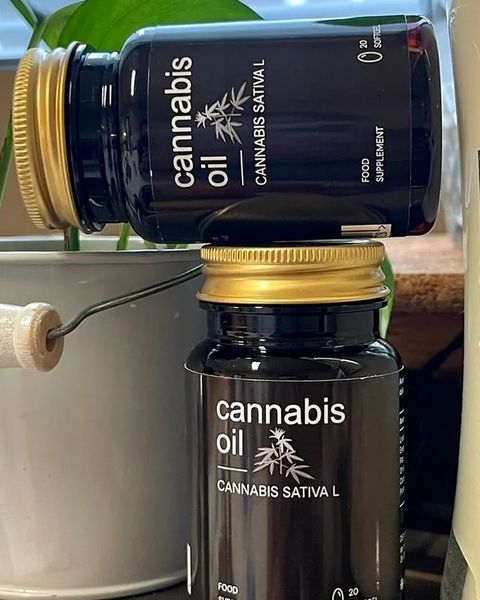 Frasco de Cannabis Oil com cápsulas moles