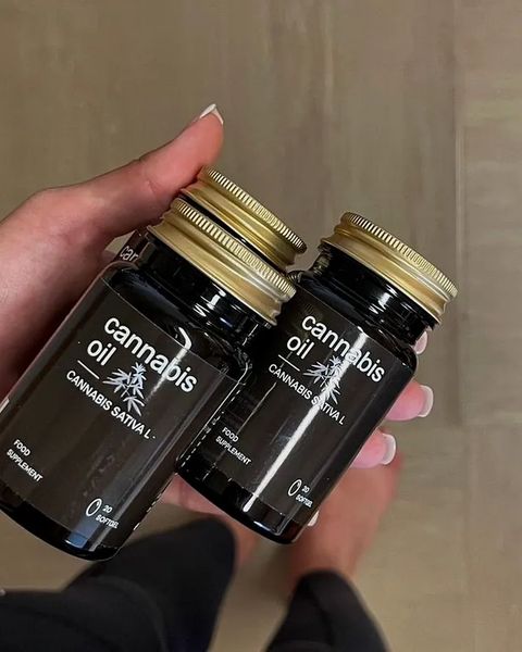Frasco de Cannabis Oil com cápsulas moles