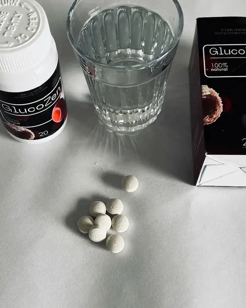 Frasco preto e vermelho de GlucoZen com a caixa